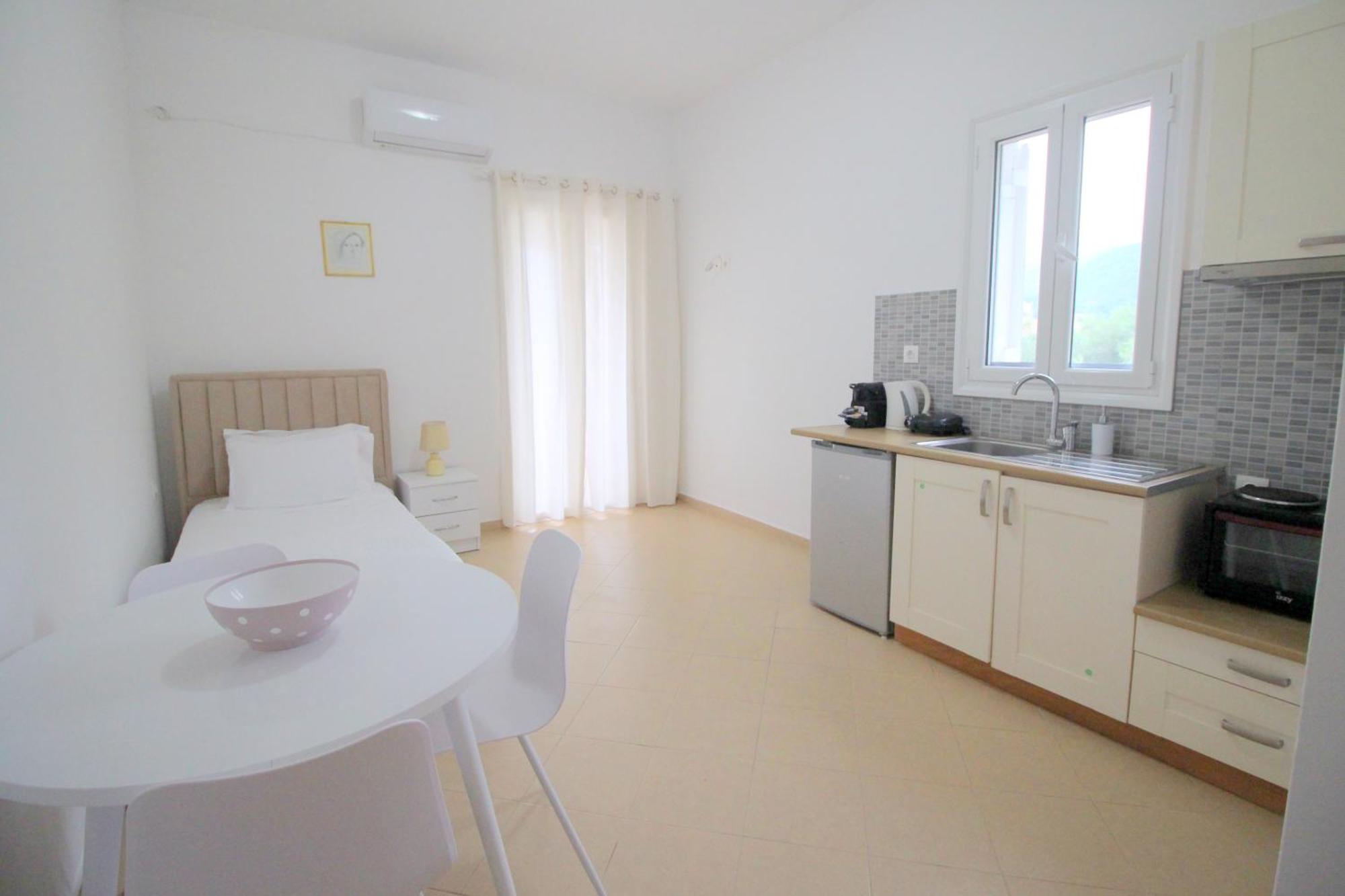 Nefeli'S Apartment Himare Esterno foto