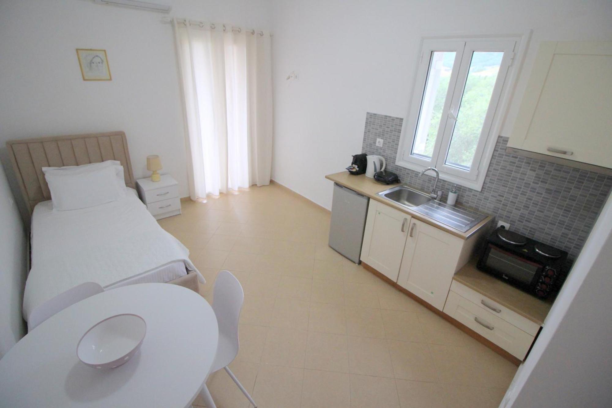 Nefeli'S Apartment Himare Esterno foto