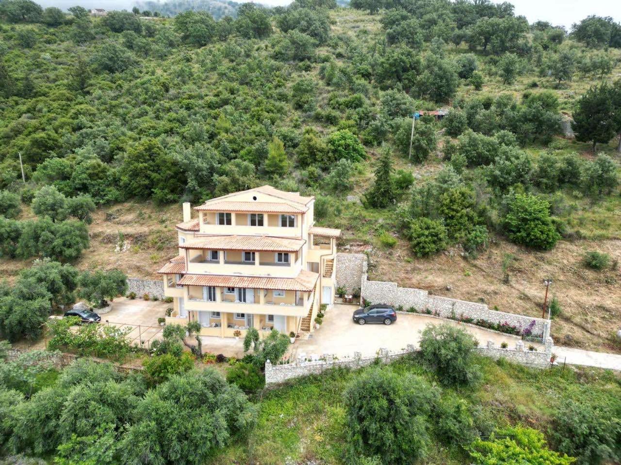 Nefeli'S Apartment Himare Esterno foto